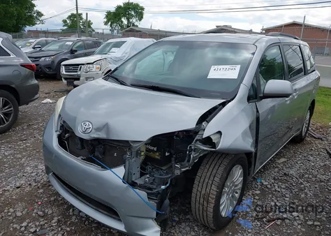 2016 Toyota Sienna Xle 8 Passenger z USA, uszkodzony, nr VIN 5TDYK3DC6GS724009